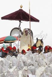 Image du Maroc Professionnelle de  SM Le roi Mohammed VI, assis sur un cheval lors d'une cérémonie d'allégeance marquant le 12e anniversaire de son accession au trône, au Méchouar du palais royal à Tétouan, mardi 31 juillet 201. (Photo / Abdeljalil Bounhar)